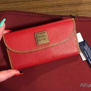 🐞🐞NWT Dooney and Bourke 🐞🐞